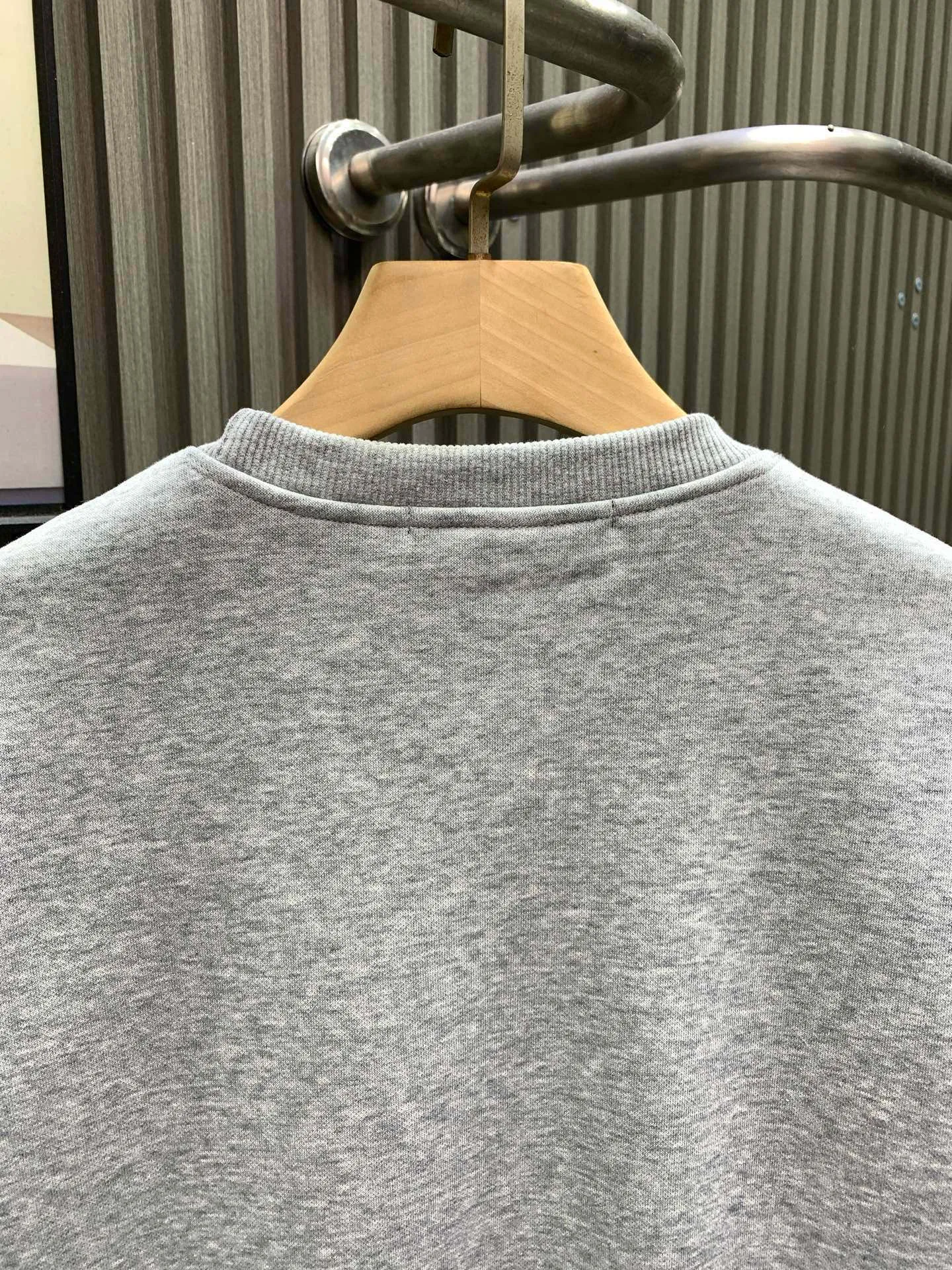 🅿️250 🀄️ Louis Vuitton Louis Vuitton 1*v25 new printed pullover round neck sweatshirt 400g pure cotton ➕ silver fox velvet Customized 400g same vat dyed fabric, very comfortable to touch, the latest brick cabinet synchronization for autumn and winter, trendy and wide, classic version for men and women, fashionable and individual, super versatile and good-looking, very suitable for both men and women, a must-have item for everyone